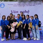 Sinh viên biểu diễn văn nghệ