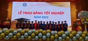 Sinh viên nhận bằng Tốt nghiệp năm 2022