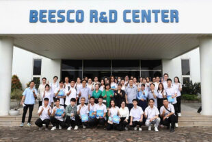 Tập thể giảng viên và sinh viên K46 ngành Công nghệ Da giày tham quan tại công ty TNHH Beesco Vina
